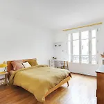 Buttes Chaumont Charming Apartment For 4 People