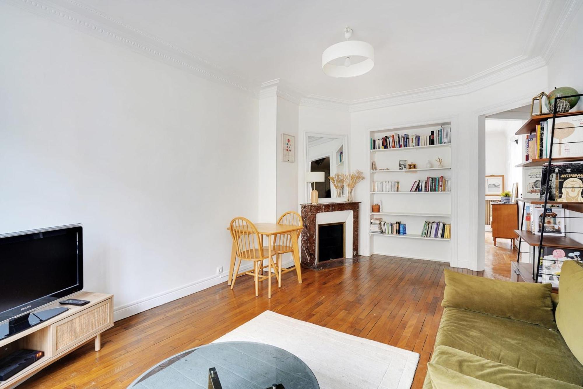 Buttes Chaumont Charming For 4 People Parijs